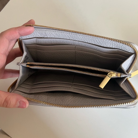 Tory Burch Amanda Zip Continental Wallet - Picture 2 of 3